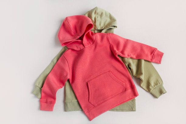 白色背景上的绿色和红色卫衣模型。模板运动衫前面的设计和印刷。服装时尚，风格休闲。基本的时尚服装。图片下载