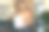 一位穿着随意的女商人站在办公楼的大厅里，面对着一个商业团队图片下载