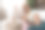 快乐的千禧一代金发少女在家里拿着平板电脑查看社交媒体微笑的年轻女子使用设备应用玩游戏网上购物订购送货在沙发上放松。网上约会图片下载