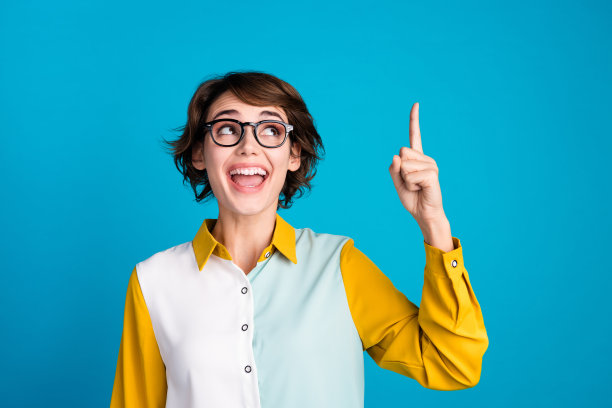 兴奋的学生女士的肖像照片直接手指天才计划找到解决数学任务看起来新奇孤立的蓝色背景图片下载