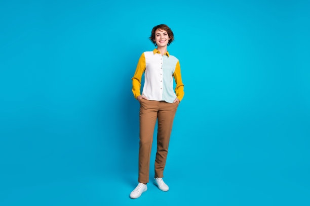 乐观、坦率、聪明的商务女性穿着休闲装第一天上班的全身照片，蓝色背景被孤立图片下载