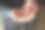 顽皮兴奋的年轻新郎扔结婚戒指。手扔结婚戒指的特写照片。高质量照片图片下载