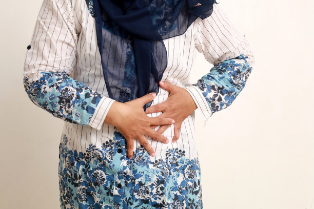 亚洲穆斯林老年妇女左胃有问题的特写照片。孤立于白色图片下载