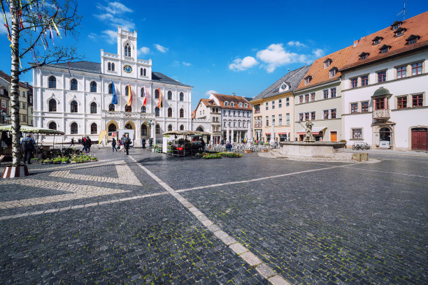 阳光明媚的一天，德国魏玛历史悠久的市场广场图片下载