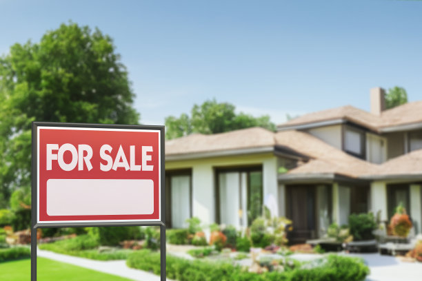 一幢带花园的房子前的房地产招牌出售图片下载