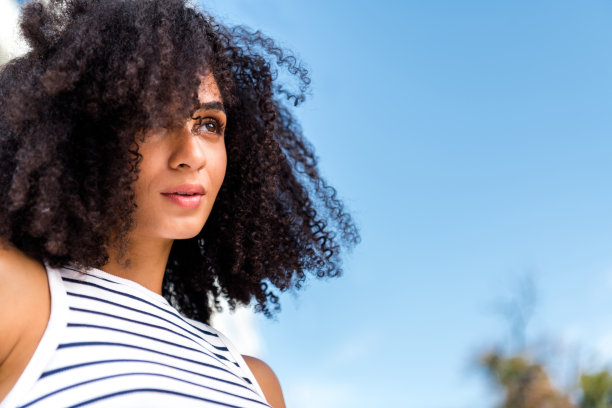 美丽迷人可爱的梦幻女孩在户外度过自由时光的特写照片，清新的空气在春天的户外图片下载