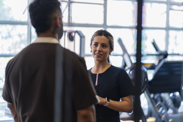 他工作的健身房里有两名运动医生。图片下载