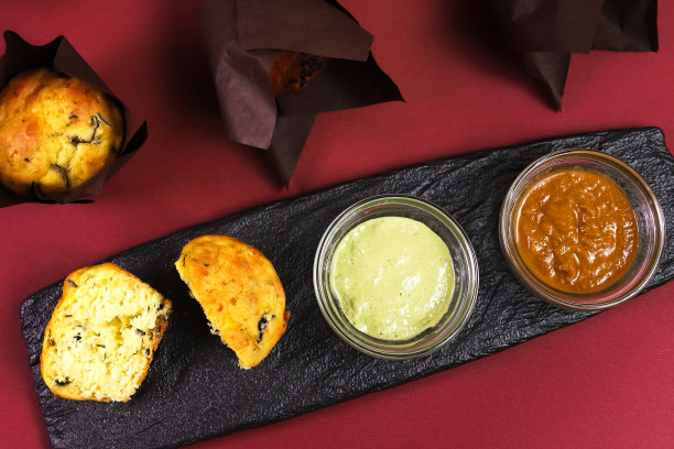 松饼片。用火腿、奶酪、晒干的西红柿和其他配料和香料做成的小松饼。浅景深图片下载