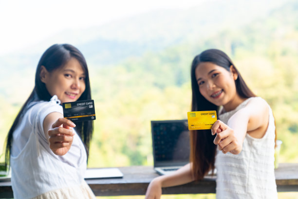 一名亚洲女性使用信用卡在网上购物。图片下载