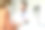 快乐的男医生拿着剪贴板，向女病人展示处方细节，与年轻女子讨论医疗问题图片下载