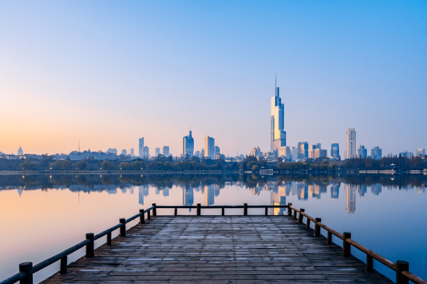 玄武湖黄昏风光与南京城市天际线图片下载