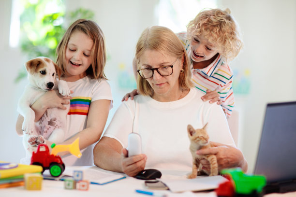 母亲带着孩子在家工作。图片下载