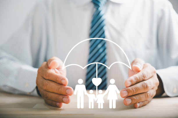 双手带着保护的手势和家人图片下载