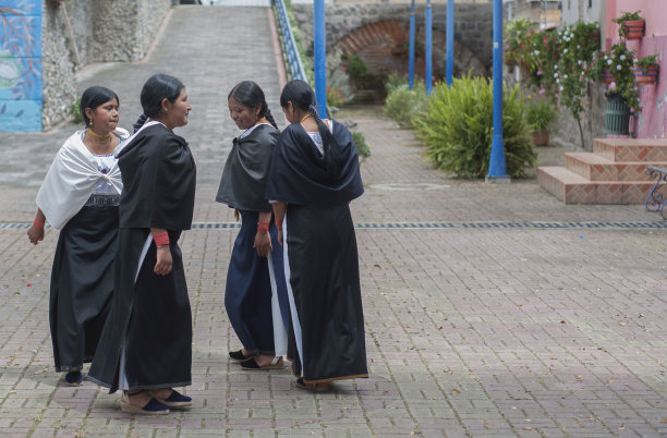 四个土著人在厄瓜多尔表演传统的inti raymi舞蹈图片下载