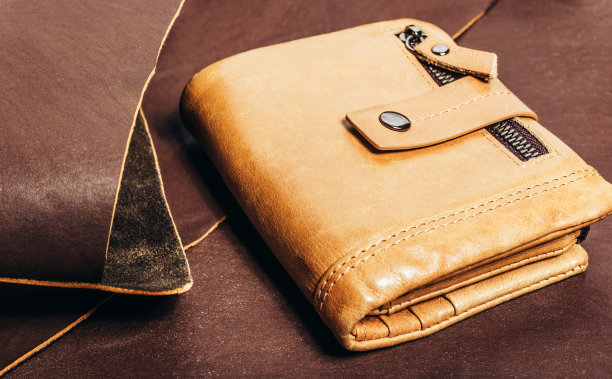 皮革钱包的照片躺在皮革表面。图片下载