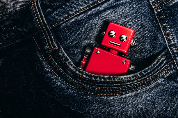 裤子口袋里的红色机器人玩具照片。图片下载