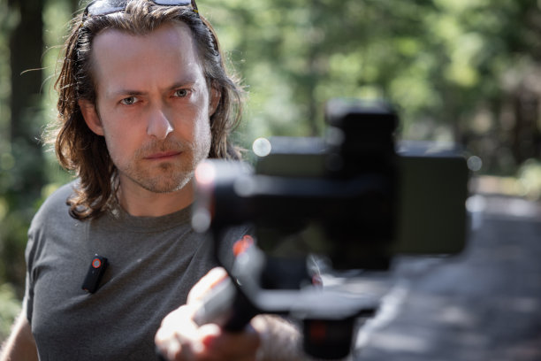 年轻人拿着手机云台拍照图片下载