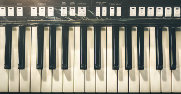 钢琴键盘背景设置在音乐教室的窗户在早上，让钢琴家排练前的古典钢琴表演，庆祝巨大的成功。图片下载