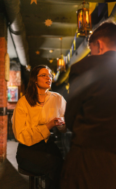 女士在安静的地方与同事讨论工作计划图片下载