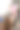城市街道上，卷发女孩手捧一束温柔的鲜花图片下载