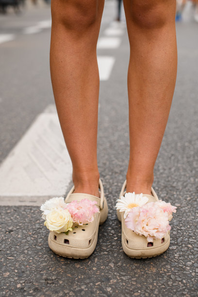 浅米色的洞洞鞋站在灰色的城市街道上图片下载