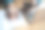 自由职业女孩在咖啡馆用笔记本电脑和手机写字的特写照片图片下载