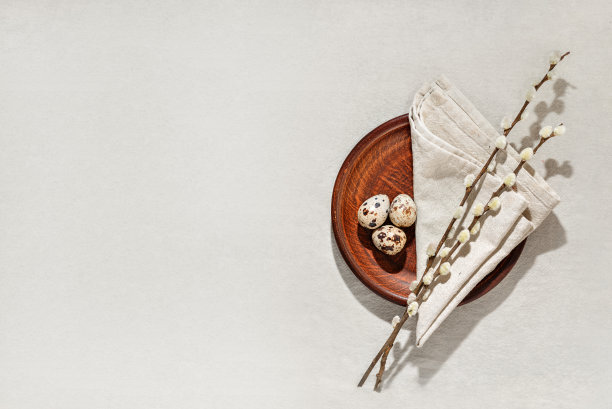 美学极简主义的复活节设计模板用鹌鹑蛋，柳枝和餐巾放在盘子上，在中性米色亚麻背景上，质朴的春天餐桌设置或装饰，复制空间图片下载