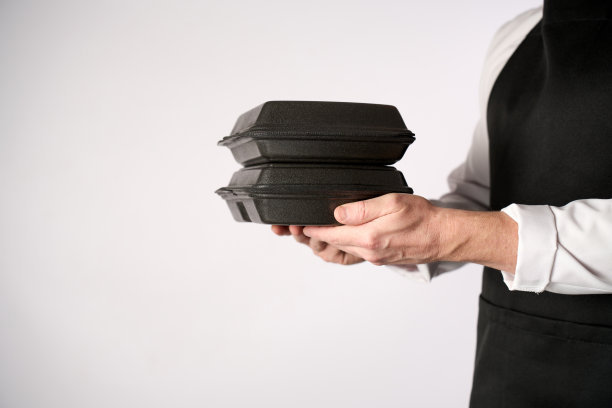 男厨师长拿着午餐盒，手里拿着食物图片下载