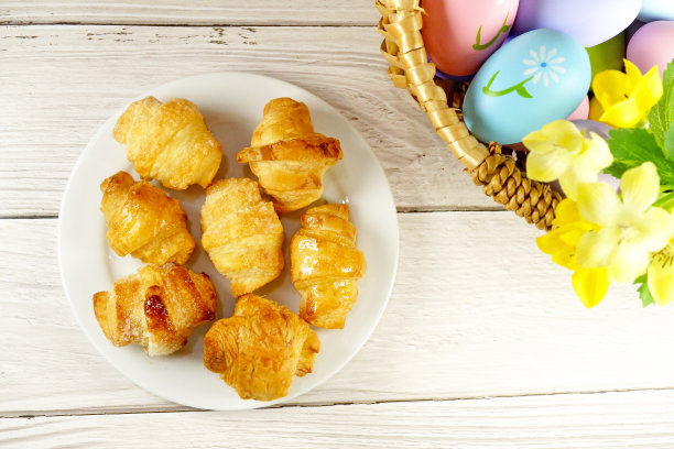 复活节彩蛋在柳条篮子和羊角面包桌面视图复制空间库存照片图片下载