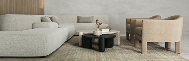 宽敞的现代生活区，舒适的弧形沙发和中性色调的口音椅子图片下载