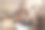 成熟的男人在家里锻炼股票照片图片下载