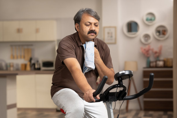 成熟的男人在家里锻炼股票照片图片下载