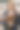 一个棕色头发，戴着眼镜的美丽女孩的照片，她站在城市街道上，手里拿着一束花图片下载