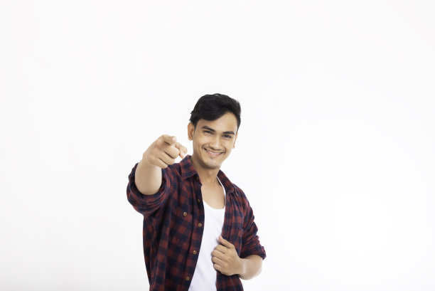 肖像微笑的年轻人在孤立的白色背景。图片下载