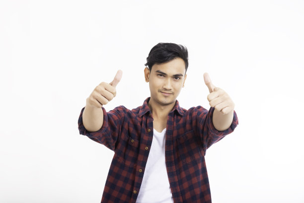 肖像微笑的年轻人在孤立的白色背景。图片下载