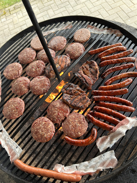 烤架上的肉和香肠图片下载