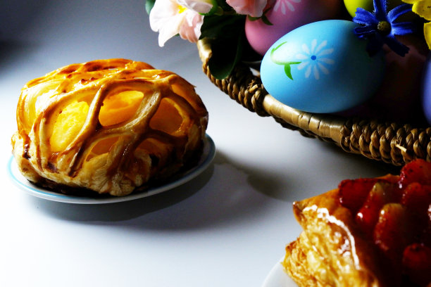 复活节彩蛋在篮子和面包店背景股票照片复制空间图片下载