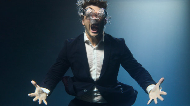 一个商人，一个西装革履的男人，在水下尖叫。图片下载