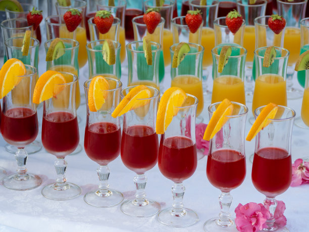 装有不同口味和颜色开胃酒的水晶酒杯。把水果放在杯子边上作为装饰品。不同颜色的果汁。夏天比赛图片下载