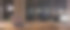 晚上在现代房间的桌子上放一台笔记本电脑，晚上可以看到城市的摩天大楼。图片下载