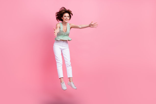 积极快乐的女孩穿着夏天漂亮的衣服的全身照片两臂拥抱空白空间孤立在粉红色的背景图片下载