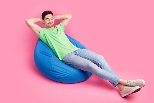 全尺寸的照片，无忧无虑的满意的快乐的男人穿着绿色的t恤和牛仔裤睡觉，梦想孤立在粉红色的背景图片下载