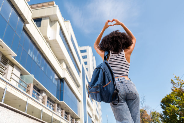 后景照片，开朗积极的女孩举起双手，像新住宅区的阳光一样展示着内心图片下载