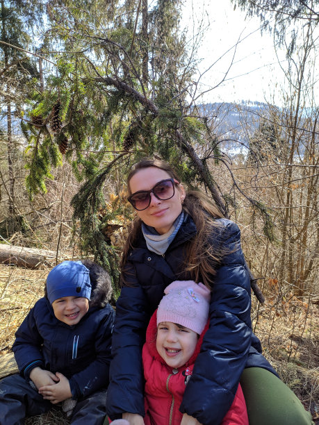 妈妈带着孩子在山里。照片。图片下载