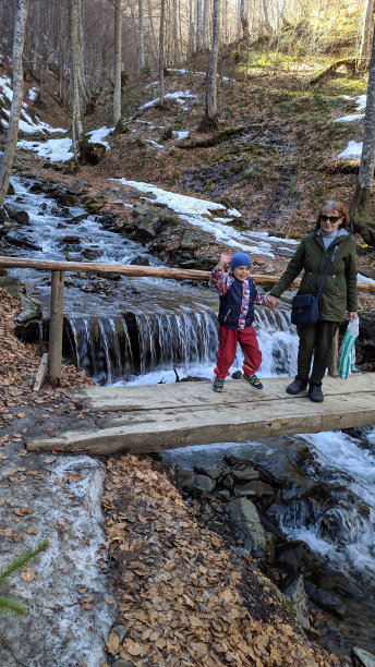 奶奶和孙子在度假。照片。图片下载