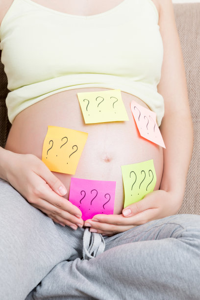 孕妇肚子上有问号。怀孕与思维问题图片下载
