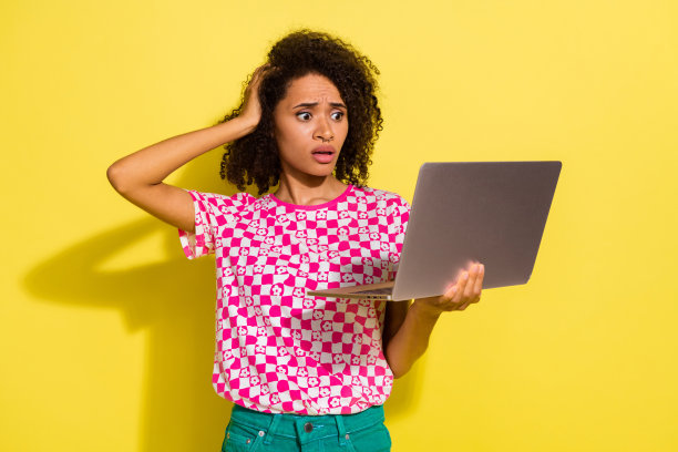 印象深刻的照片担心的女士手臂触摸头盯着笔记本电脑屏幕孤立的黄色背景图片下载