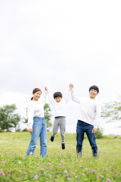 这是一个年轻的日本家庭在公园里拍摄的绿色季节的照片图片下载