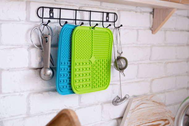 洗过的宠物舔过厨房水槽上方的垫子图片下载