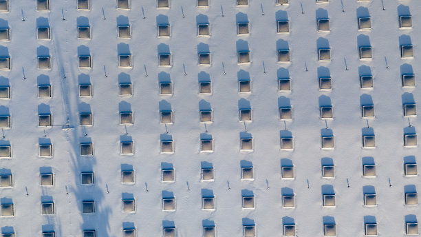 无人机拍摄的一座大型建筑屋顶的天窗在冬天被雪覆盖图片下载